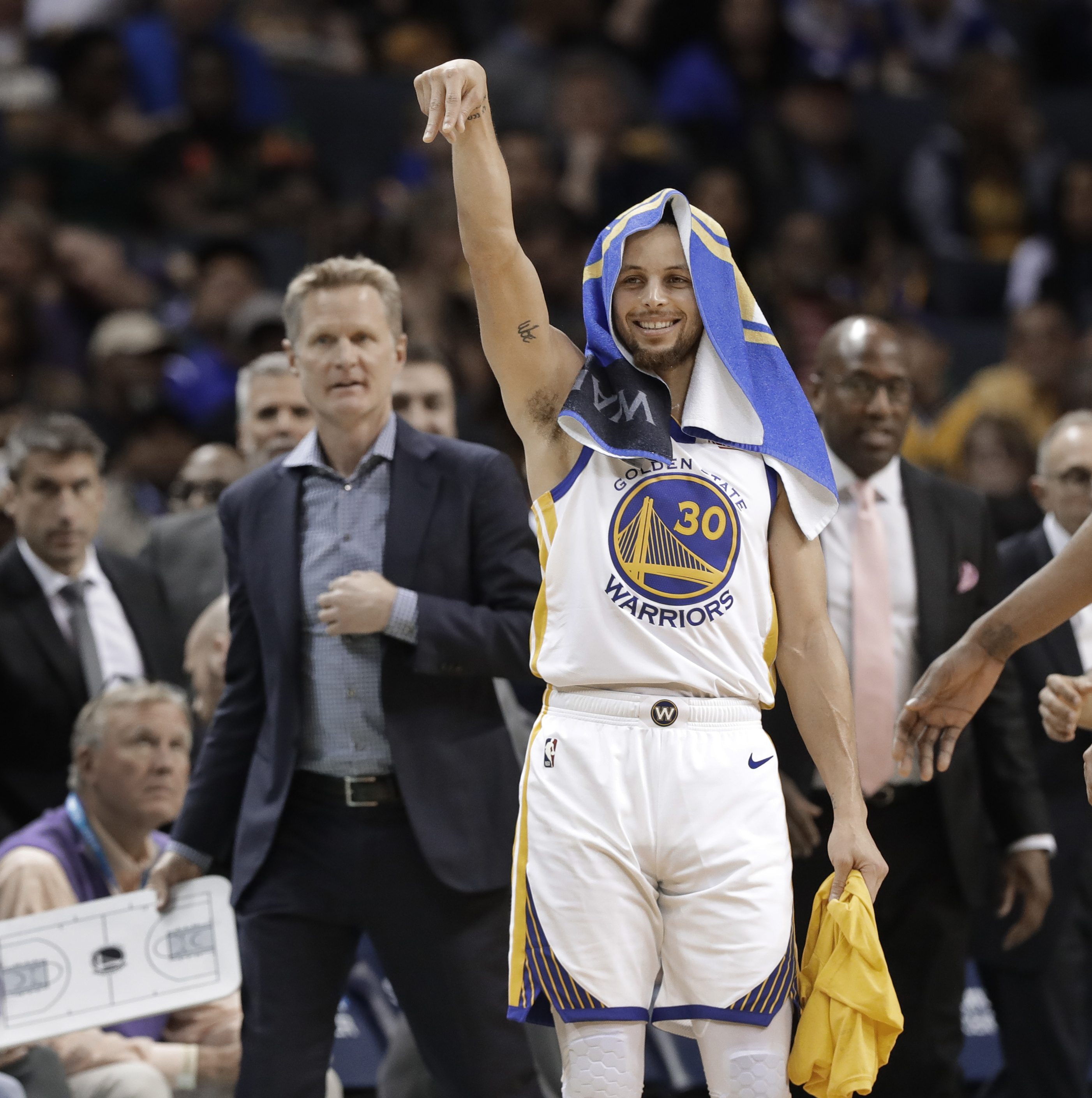 热那亚2-1逆转维罗纳，托斯比建功，洛伦佐-科隆博破门（热那亚2-1翻盘维罗纳：托斯比进球，洛伦佐-科隆博破门）