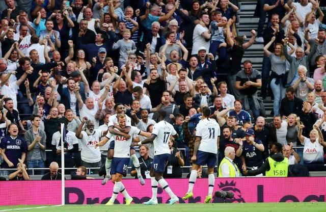 张伯霖谈摇篮舞庆祝：是庆祝我家两只小狗出生（张伯霖解释摇篮舞：为庆祝家里两只小狗诞生）