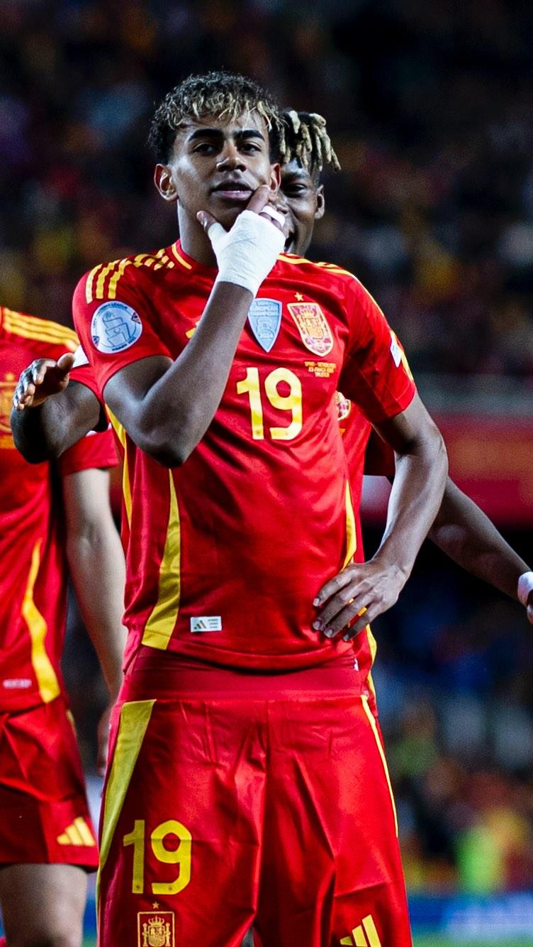 范德萨观战曼联4-1狼队，获官方俏皮回应（范德萨现身见证曼联4-1狼队，官方幽默回应）