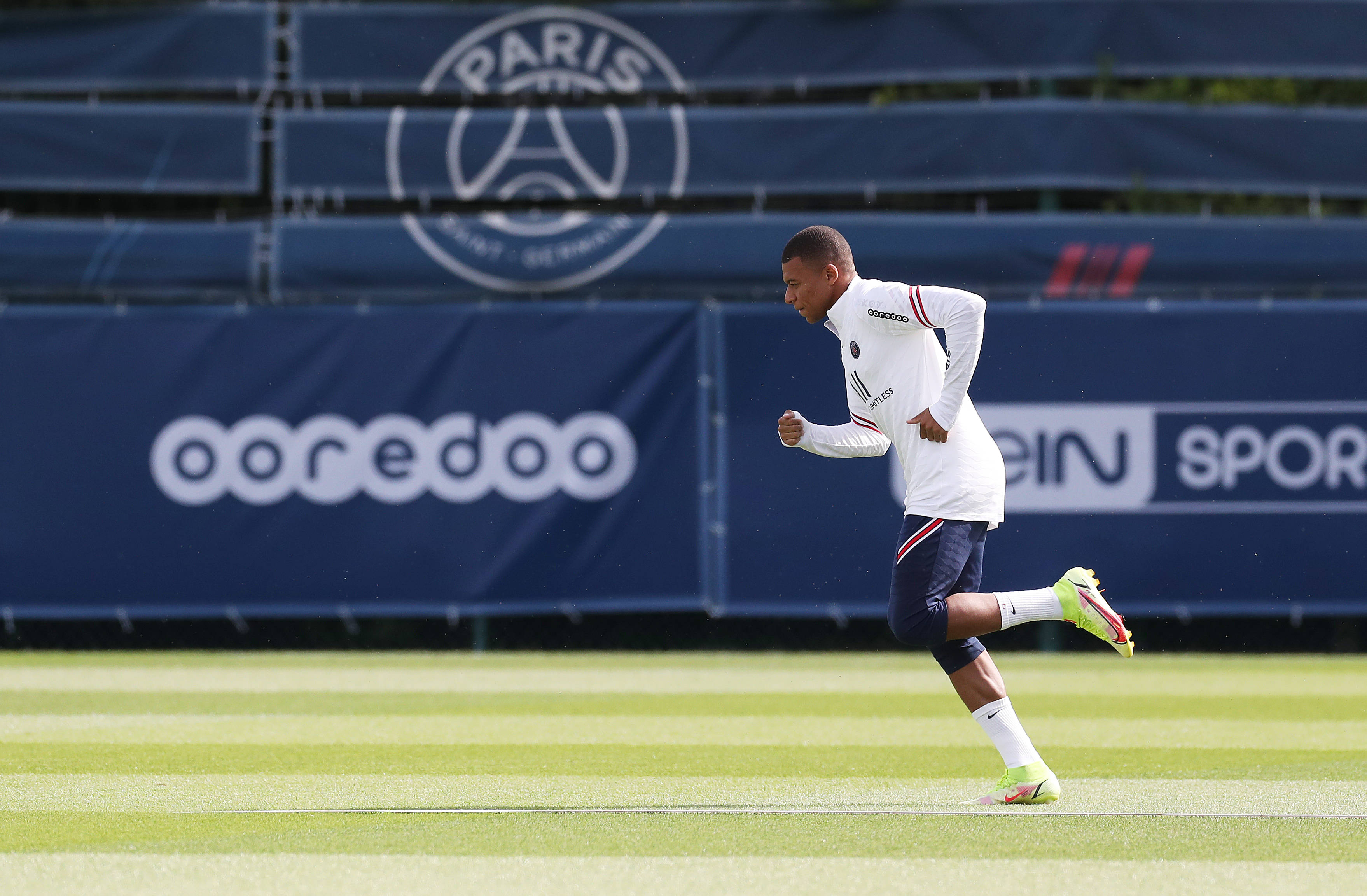 FIFA公布年度最佳候选：登贝莱、姆巴佩、凯恩在列（FIFA发布年度最佳提名名单：登贝莱、姆巴佩、凯恩入选）