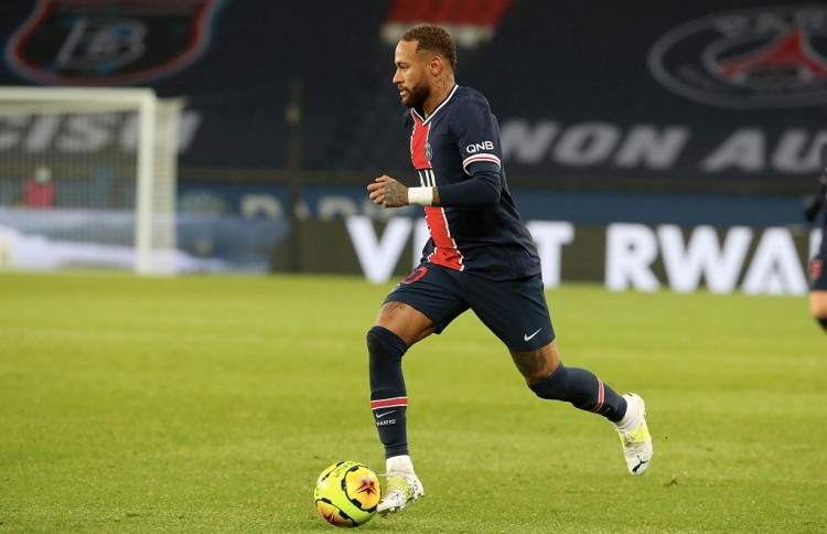 记者：韩鹏仍是泰山主帅，但俱乐部需要找个名义上的“主帅”（记者称韩鹏仍掌舵泰山，俱乐部需另觅“名义主帅”）