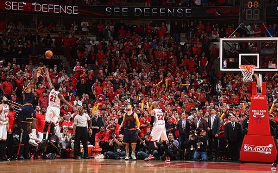 泰州队“苏超”冠军奖杯开启全市巡展，第一站在海陵老街（泰州队“苏超”冠军奖杯全市巡展启幕，首站海陵老街）