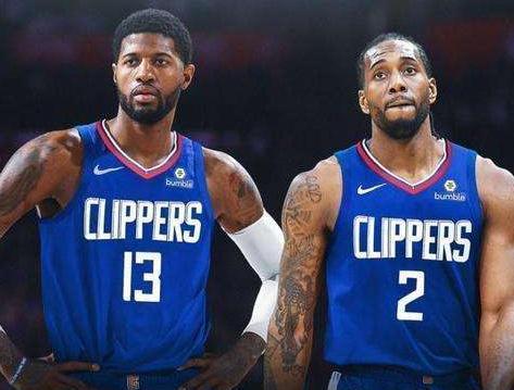 斯潘塞是NCAA长曲棍球历史助攻王，获得最高荣誉后改打篮球（NCAA长曲棍球历史助攻王斯潘塞获最高荣誉后转战篮球）