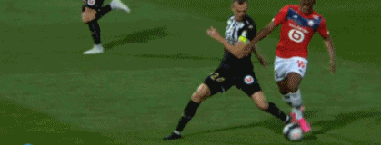 球员：你敢信？我都没看球门