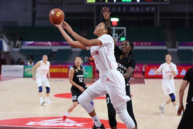 怒送37分！古巴男排输给自己 意大利挺进四强 米切莱托17分+绝杀（古巴男排怒赠37分自毁好局，意大利挺进四强，米切莱托17分完成绝杀）