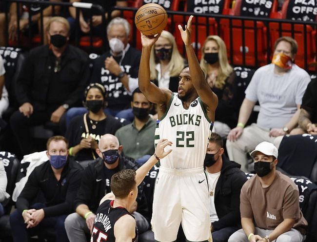 希尔-曼萨诺将执法皇马和毕包比赛，此前罚下赫伊森曾引争议（曾因罚下赫伊森惹争议，希尔-曼萨诺将吹罚皇马战毕包）