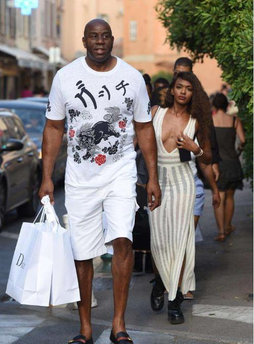 阿斯：贝蒂斯愿意为安东尼出2000万欧或租借，球员愿降薪回归（阿斯：贝蒂斯考虑以2000万欧买断或租借安东尼，球员愿降薪回归）