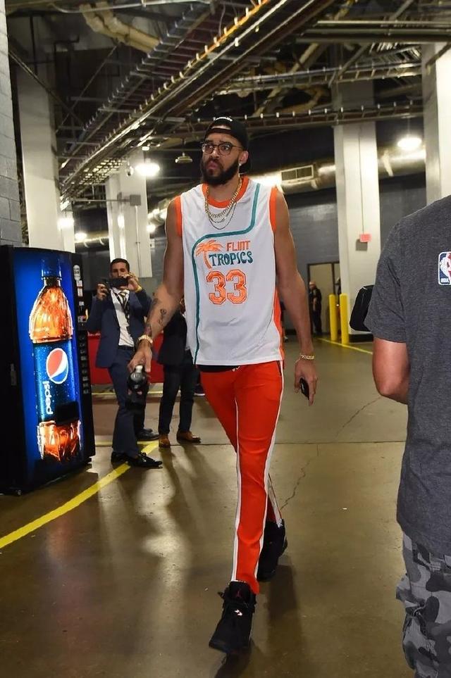 吉拉西多特生涯欧冠已打入15球，队史仅次于罗伊斯和莱万（欧冠为多特破门15次，吉拉西队史仅次罗伊斯与莱万）