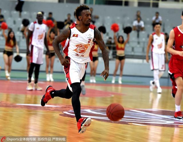 詹姆斯末节连得10分+致命抢断，湖人112-108险胜76人，40岁传奇再创历史纪录（40岁詹姆斯末节连拿10分+关键抢断，助湖人112-108险胜76人，再刷历史纪录）