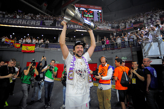 曝前海港外援奥斯卡已决定挂靴 其资产预计超过13亿元（据报道，前上海海港外援奥斯卡决定退役，个人资产或超13亿元）